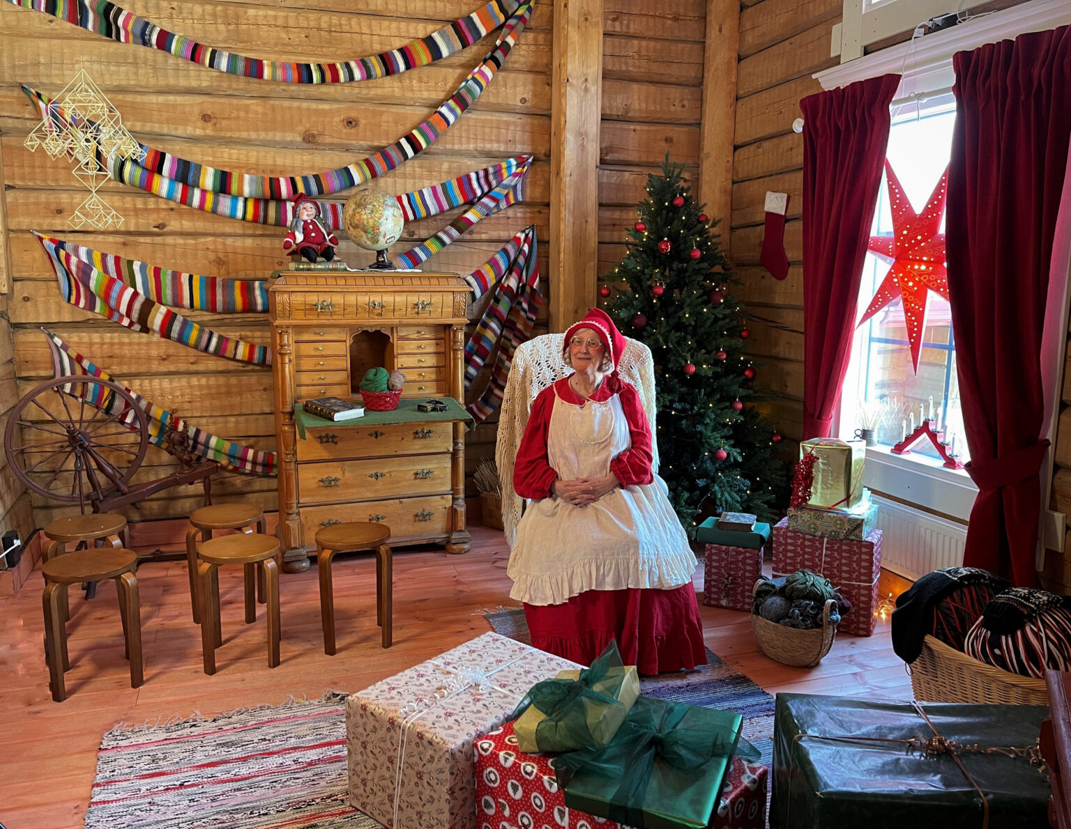 Mrs Santa Claus Christmas Cottage Santa Claus Village 5122